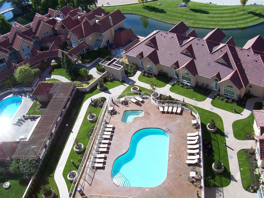 Sunset Waterfront Resort By Kelownacondorentals Esterno foto