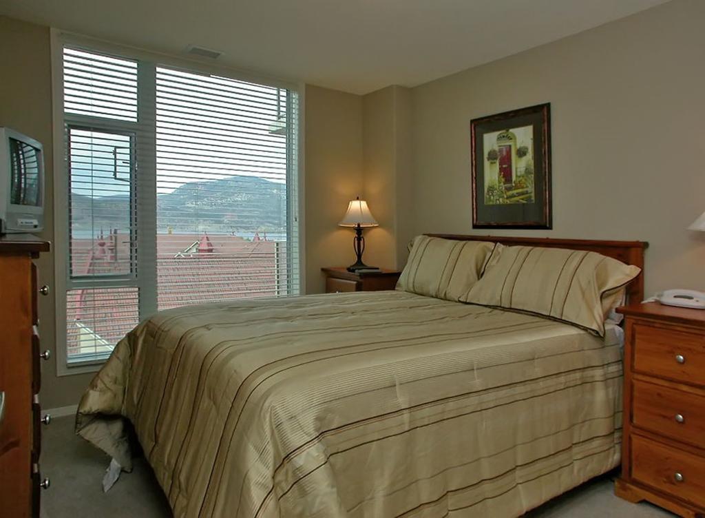 Sunset Waterfront Resort By Kelownacondorentals Esterno foto