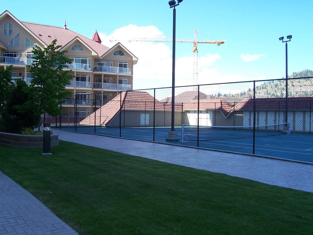 Sunset Waterfront Resort By Kelownacondorentals Esterno foto
