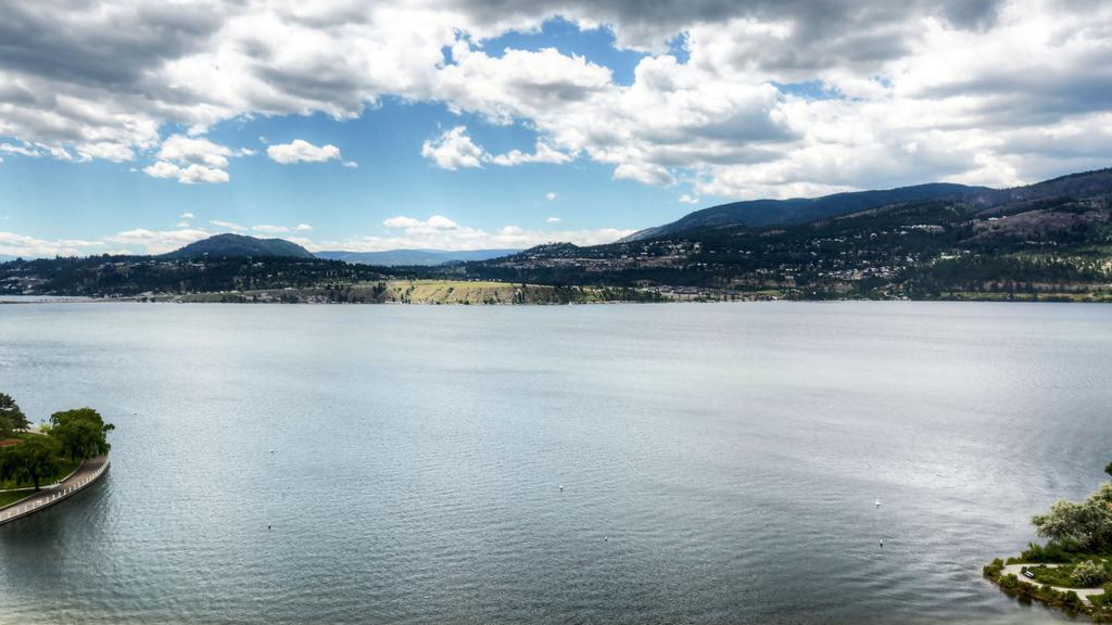 Sunset Waterfront Resort By Kelownacondorentals Esterno foto