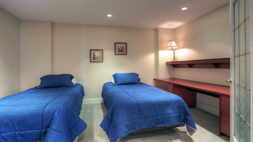 Sunset Waterfront Resort By Kelownacondorentals Esterno foto