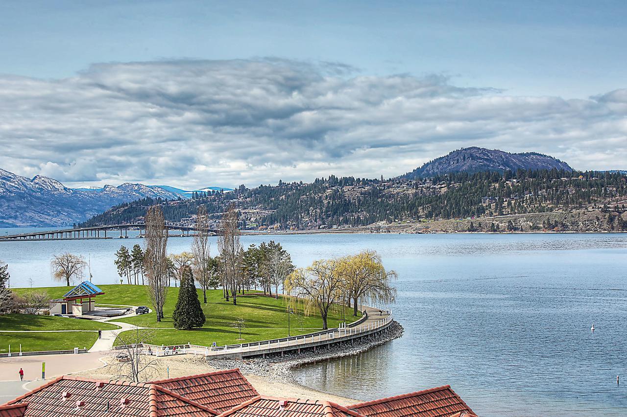 Sunset Waterfront Resort By Kelownacondorentals Esterno foto