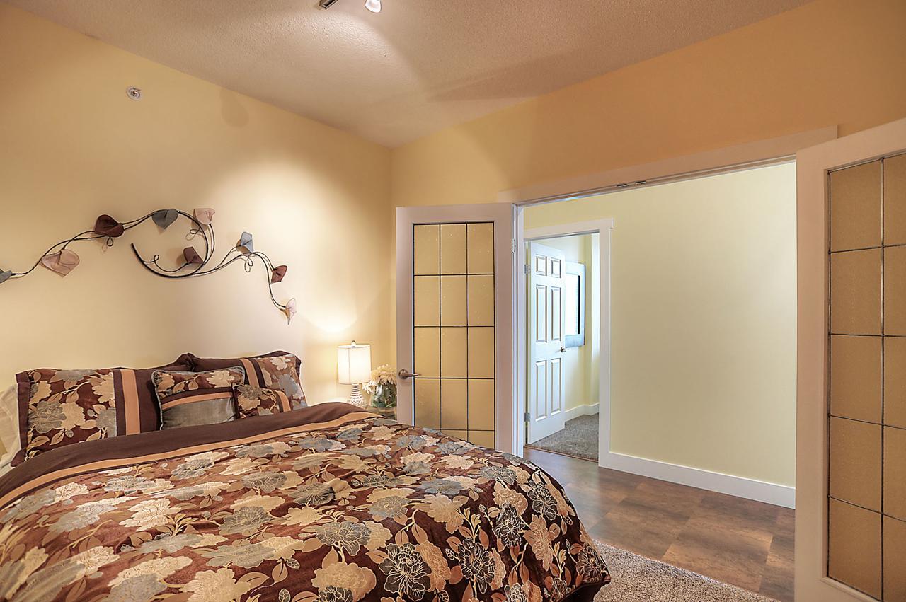 Sunset Waterfront Resort By Kelownacondorentals Esterno foto
