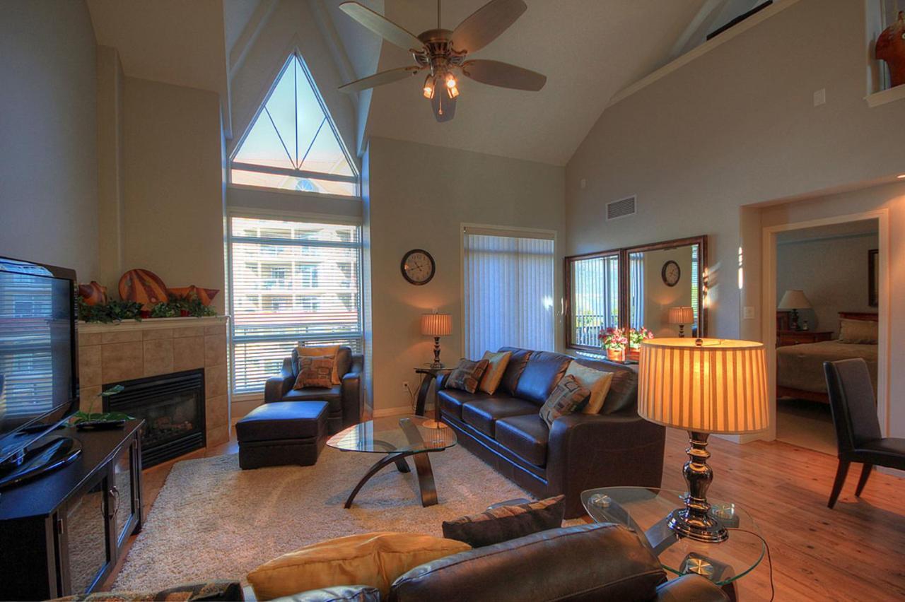 Sunset Waterfront Resort By Kelownacondorentals Esterno foto